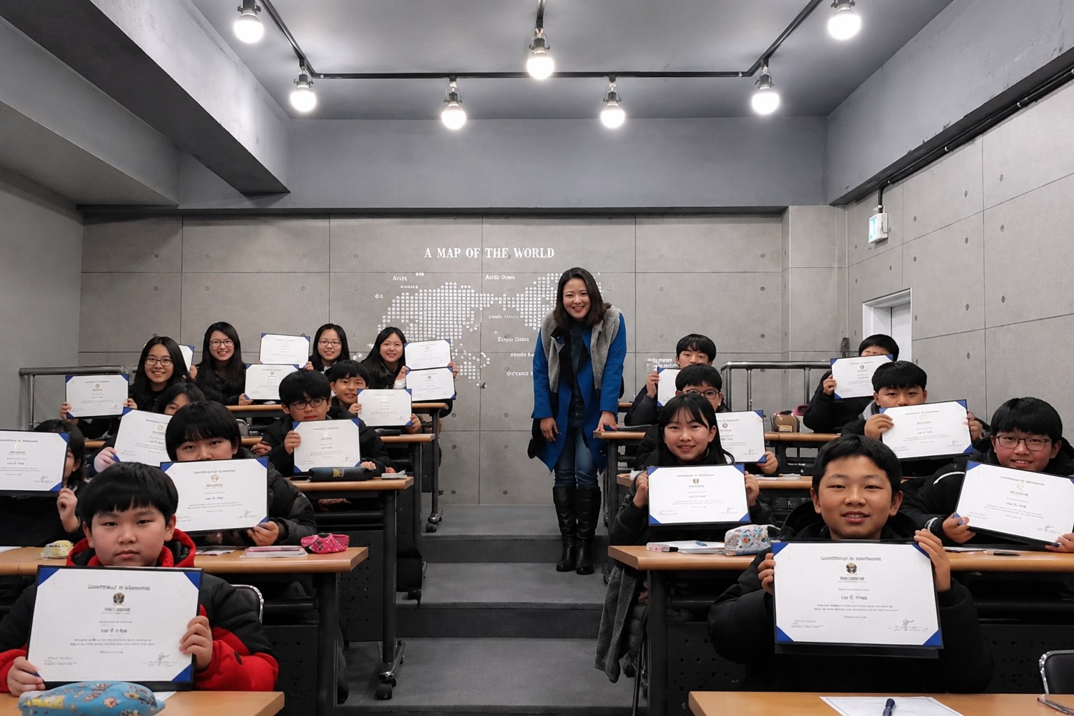 학원 원장 시절 — 학생들과 함께